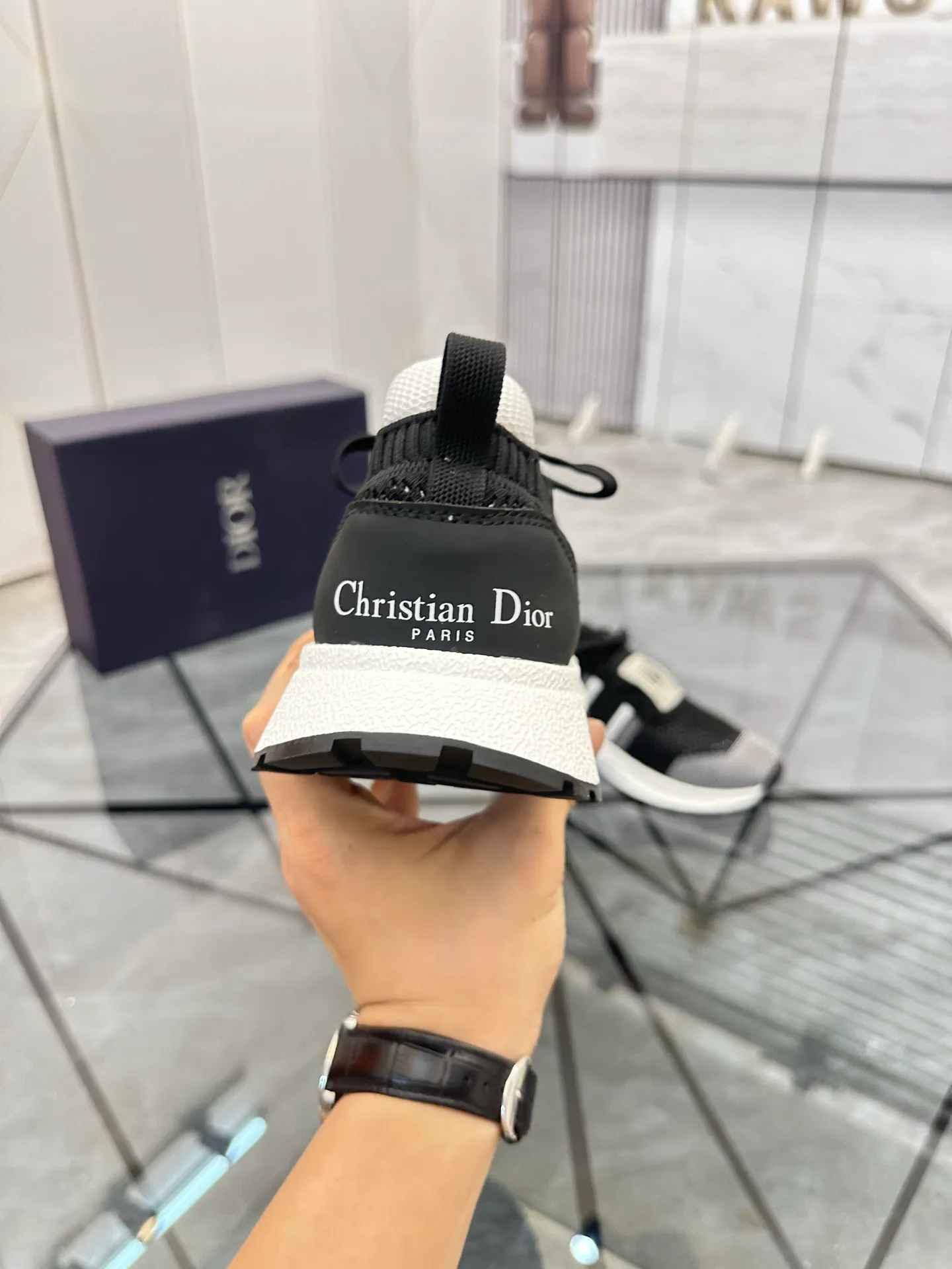 Selling men's shoes 💰: 💰P400¥ Product trademark: Dior* "Dior*" low-top casual shoes Regular size: 38-44 (can be customized to 45) Product materials: Imported breathable fly knit upper, breathable lining, original outsole. Number: 558